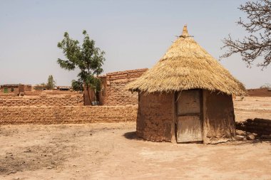 Ouagadougou, Burkina Faso banliyösünde bir MOSI köyde Afrika geleneksel kulübe.
