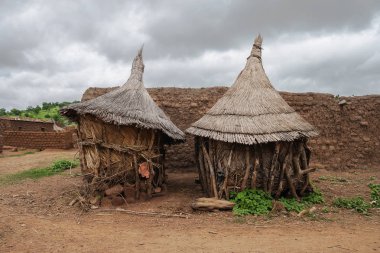 Güney, Burkina Faso, Batı Afrika gurunsi ülkenin güneybatısında bir köyde bitkileri saklamak için tasarlanmış iki geleneksel tahıl ambarları.