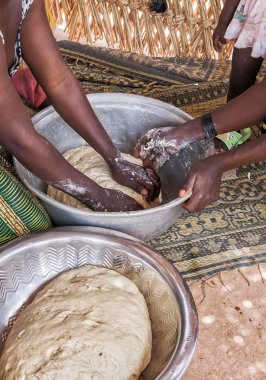 Afrikalı kadınlar yemek için hamur yoğurma Burkina Faso ulusal yemek için.