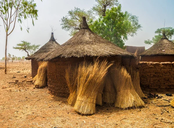 在布基纳法索非洲村庄的传统木屋里 用几捆稻草储存在他们的圆形墙上 用泥砖 莫西奥图尼亚国家 — 图库照片