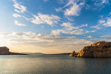 Lake Mead Ulusal rekreasyon alanı mavi gökyüzü ile üzerinden günbatımı güzel bir günde yaz, Nevada, ABD.