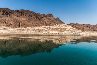 Lake Mead Ulusal rekreasyon alanı, Nevada, ABD çevreleyen tortul kaya oluşumu, su yansıması.