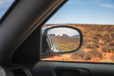 Buttes ve bir dikiz aynası Anıt Vadisi Navajo kabile Parkı, Utah, ABD ile görülen bir yol.