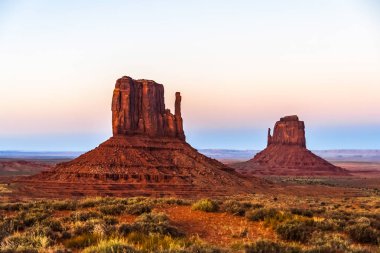 Batı ve Doğu Mittens, alacakaranlık, Utah, ABD Anıt Vadisi Navajo kabile Park ünlü buttes.