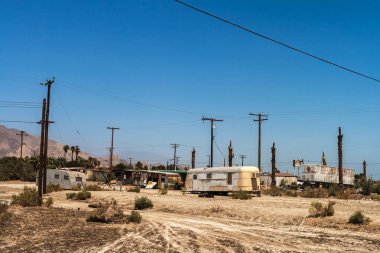 Yırtık ve terk edilmiş römork ve araçlar Salton Denizi, Kaliforniya, ABD.