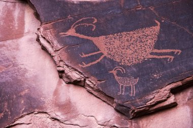 Kumtaşı uçurumdan Anıt Vadisi Navajo kabile Parkı, Utah, Amerika üzerinde oyulmuş iki hayvanları temsil eden ünlü Anasazi petroglifler.