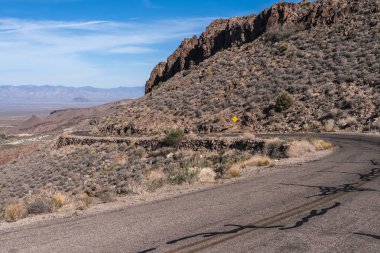 Oatman yakınındaki siyah dağlarda yaz, Arizona, ABD güneşli bir gün boyunca Sitgreaves geçmek.