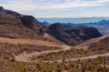 Oatman yakınındaki siyah dağlarda yaz, Arizona, ABD güneşli bir gün boyunca Sitgreaves geçmek.