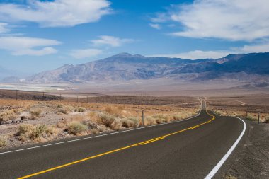 Ölüm Vadisi Milli Parkı, ABD giderken yolda California.