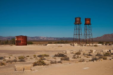 Tarihi paslı ve yıpranmış su depoları Death Valley Junction, eski demiryolu İstasyonu Death Valley, California, ABD.