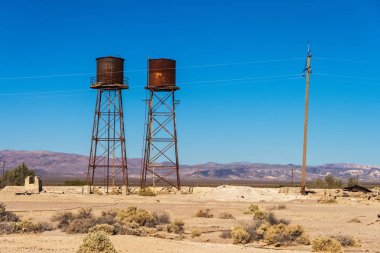 Tarihi paslı ve yıpranmış su depoları Death Valley Junction, eski demiryolu İstasyonu Death Valley, California, ABD.