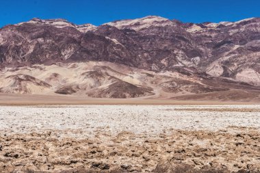 Tuz daireler Ölüm Vadisi Milli Parkı içinde arka plan, California, ABD Panamint aralığı ile yaz aylarında çöl.