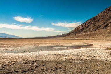 Manzara tuz çölü Badwater Havzası'yaz, Ölüm Vadisi Milli Parkı, Kaliforniya, ABD güzel bir günde daireler..