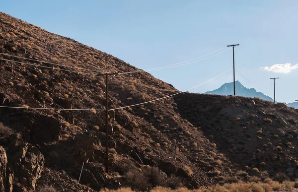 アラバマの丘 カリフォルニア 米国での送電線のいくつかの木製のパイロン — ストック写真