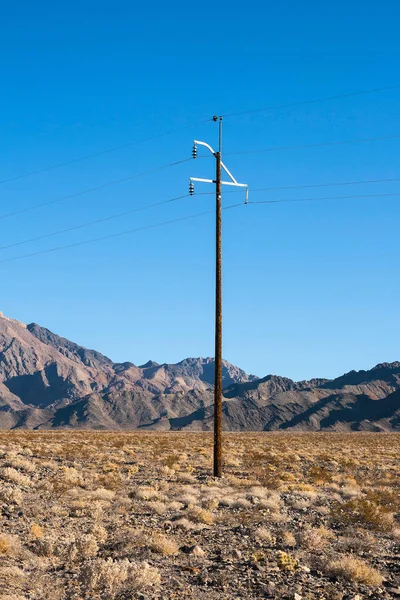 デスバレー国立公園 カリフォルニア州 アメリカの砂漠の木製電柱 — ストック写真