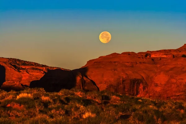 Wspaniały Zachód Księżyca Podczas Wschód Słońca Nad Skały Piaskowcowe Usa — Zdjęcie stockowe