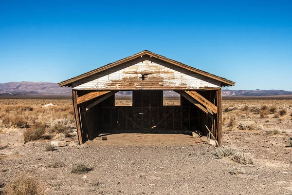 死の谷ジャンクション カリフォルニア 米国の砂漠で木造の納屋の遺跡します — ストック写真