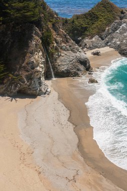 Mcway Falls güzel Pasifik kum Beach yakınındaki Big Sur, Kaliforniya, ABD Kaliforniya Sahili boyunca doğal Overlook.