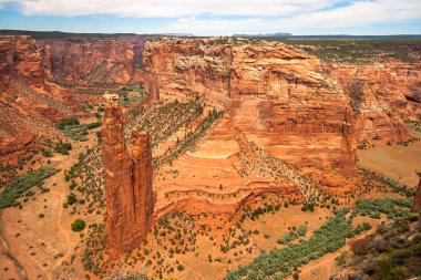 Ünlü güzel örümcek Rock butte Kanyon de Shelly, Chinle, Arizona, ABD içinde havadan görünümü.