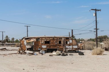 Salton Denizi yaz 2007, California, ABD sırasında parçalanmış ve terk edilmiş karavanda. Bu site artık yok.