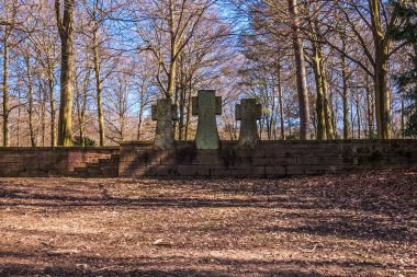 Üç taş Ehrenfriedhof, Heidelberg, Almanya'nın Dünya Savaşı 2 askeri anıt haçlar.