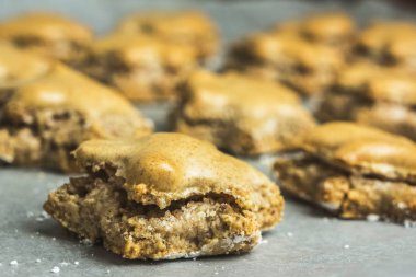 Bir toplu iş pişmiş tarçınlı yıldız closeup kurabiye - geleneksel Noel kurabiyeleri - Alsace, Fransa - yatay şeklinde..