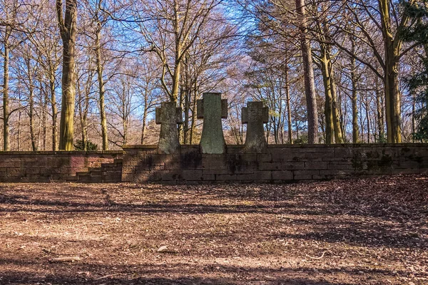 Üç taş Ehrenfriedhof, Heidelberg, Almanya'nın Dünya Savaşı 2 askeri anıt haçlar.