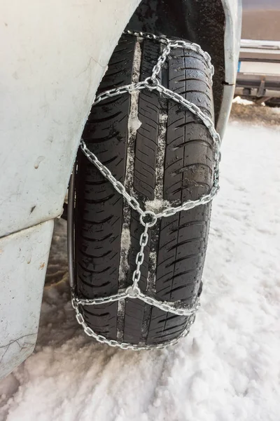 Primer Plano Las Cadenas Nieve Montadas Una Rueda Coche Nevado — Foto de Stock