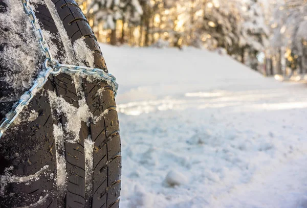 Nahaufnahme Von Schneeketten Auf Einem Schneebedeckten Autorad Oder Reifen Mit — Stockfoto