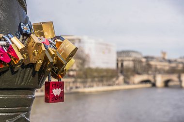 Paris sanat Köprüsü ile yumuşak ve net arka plan üzerinde renkli aşk kilitleri.