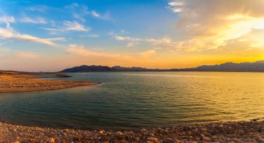 Eveninig yaz, Nevada, çamurlu kıyıdan Lake Mead güzel panoramik manzara.