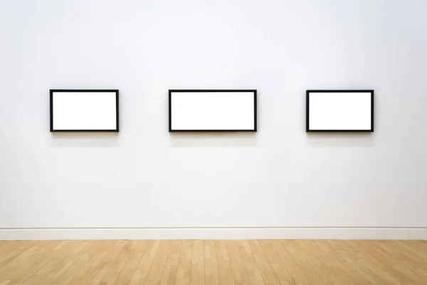 Három Fehér Nyesett Festmények Faragott Favázas Lógott Világos Fal — Stock Fotó