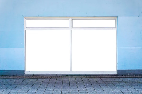 Wit Afgekapt Windows Een Blauwe Muur Straat Het Uitgeknipte Gebied — Stockfoto