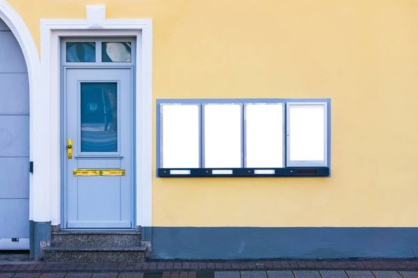 Weiße Clip Attrappen Einer Gelben Wand Und Einer Holztür Auf — Stockfoto