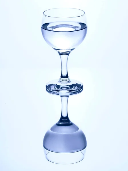 Vidrio Solo Tallo Agua Aislado Sobre Fondo Blanco Con Reflejo — Foto de Stock