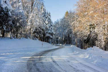 Vosges Dağları (Fransa) kış - Aralık 2017 - yatay karlı ve buzlu yol Eğrideki