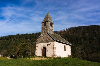 Göl, Longemer (Vosges, Fransa) geç öğleden sonra yakınındaki St-Florent Şapel.