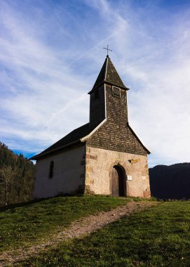Göl, Longemer (Vosges, Fransa) geç öğleden sonra yakınındaki St-Florent Şapel.