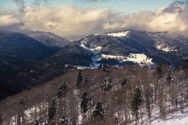 Geniş açık bir kış manzara dağlarda - Vosges (Fransa) - Aralık 2017 - yatay 