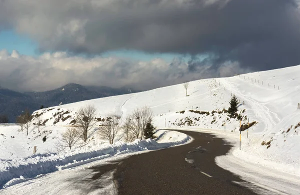 Vosges Dağları (Fransa) dramatik bir bulutlu gökyüzü - Aralık 2017 kışın karlı yol Eğrideki