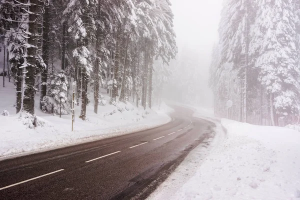 Vosges Dağları (Fransa) kış - Aralık 2017 - yatay temizlenen yol Eğrideki