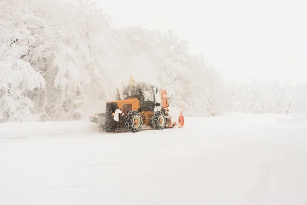 Eine Pistenraupe Die Während Des Schneefalls Arbeitet Die Straße Für — Stockfoto