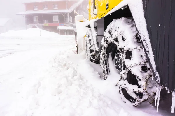 Nahaufnahme Eines Angeketteten Rades Eines Schneebedeckten Schneepflugs Mit Kopierraum Vogesen — Stockfoto