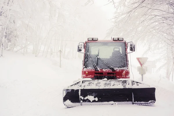 Frontporträt Eines Schneebedeckten Schneepflugs Winter Einem Nebligen Tag Mit Kopierraum — Stockfoto