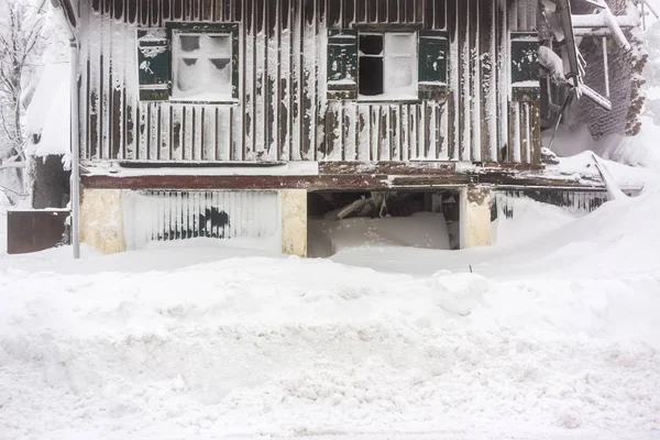 Ένα Εγκαταλελειμμένο Και Σκισμένα Σπίτι Καλυμμένο Χιόνι Βοσγίων Της Γαλλίας — Φωτογραφία Αρχείου
