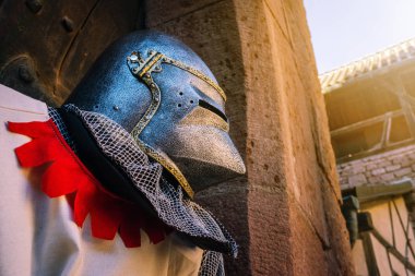 Ortaçağ şövalyesi kostüm ile sağ dümen ve kopya yer. Orta Çağ kavramı.