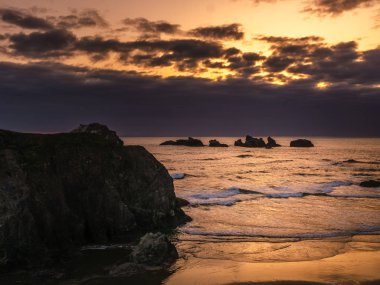 Bandon plaj yüz Rock doğal bakış, Pacific Coast, Oregon, ABD açısından gün batımında.