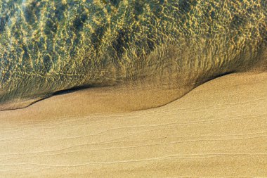 Güzel kum ve deniz su arka plan veya zemin.