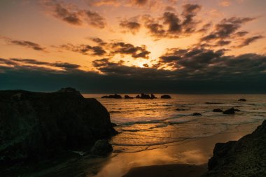 Bandon Beach, ABD Oregon kıyılarında, yüz Rock doğal bakış açısı, dramatik günbatımı.