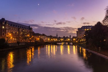 Strazburg gece. Gece karanlığında, Fransa tarihi şehir merkezi bölgesinde şehrin çevreleyen hasta Nehri ile Cityscape.